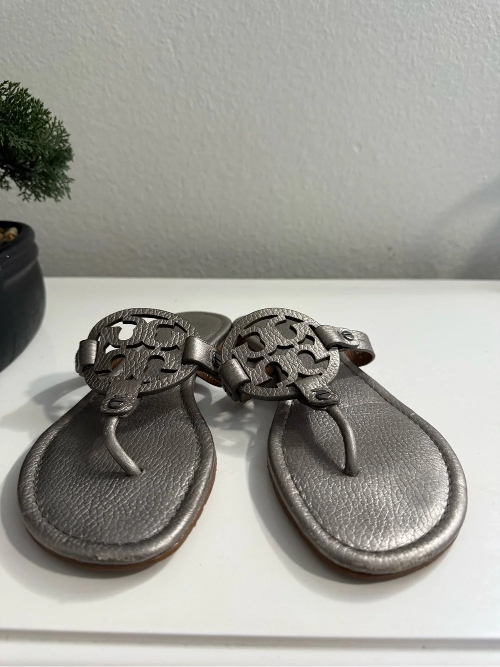Tory Burch miller Metallic size 8 Pewter Logo Thong Sandals - Picture 3 of 7